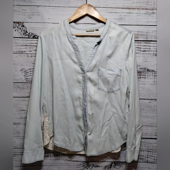 Holding Horses Anthropologie Chambray Top size Medium Lace Button Festival Rodeo - Picture 7 of 7